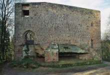 Burgruine Wilenstein, Ansicht der Schildmauer und des Halsgrabens von Nordosten, 2002 (Aufnahme: Uwe Welz)