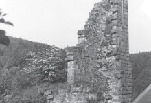 Burgruine Wilenstein, Flörsheimer Burgteil: Bergfried und Wohnbauwestwand, Innenansicht von Norden, vor 1962 (Aufnahme: Klaus Lange, InstA KL,Fotoslg. Burgen)
