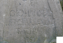 Die Inschrift auf dem Sockel in der Kirchstraße